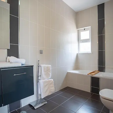 16 Centeanes - Fabulous Location Just Short Walk T