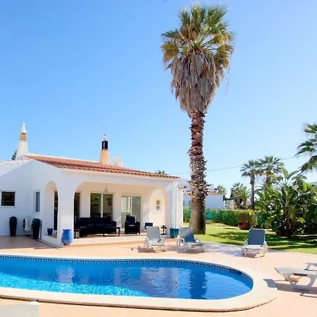 16 Centeanes - Fabulous Location Just Short Walk T *