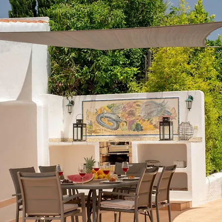 16 Centeanes - Fabulous Location Just Short Walk T